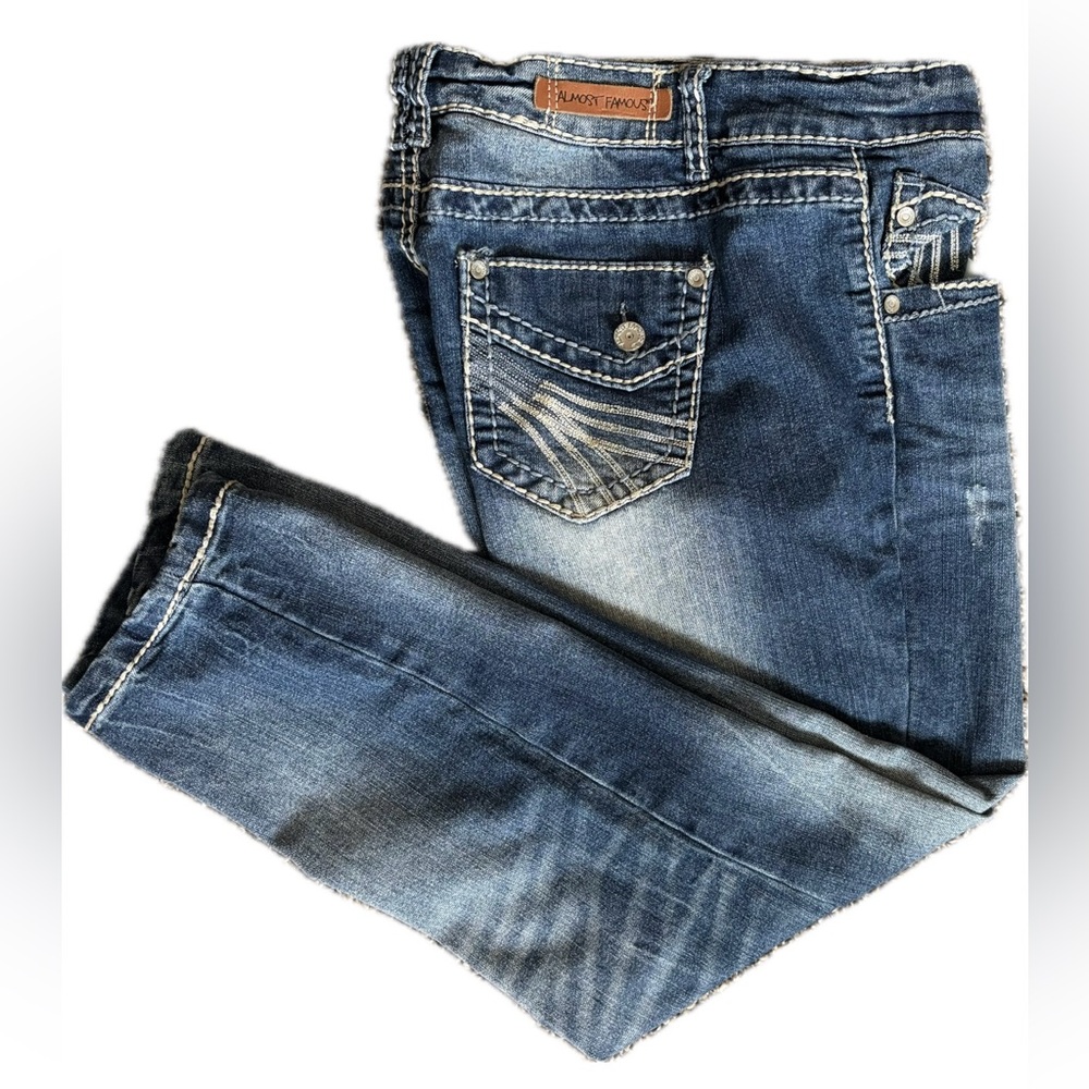 ALMOST FAMOUS |  DISTRESSED | DENIM | MED WASH | CROPS | SIZE: JUNIORS (13)